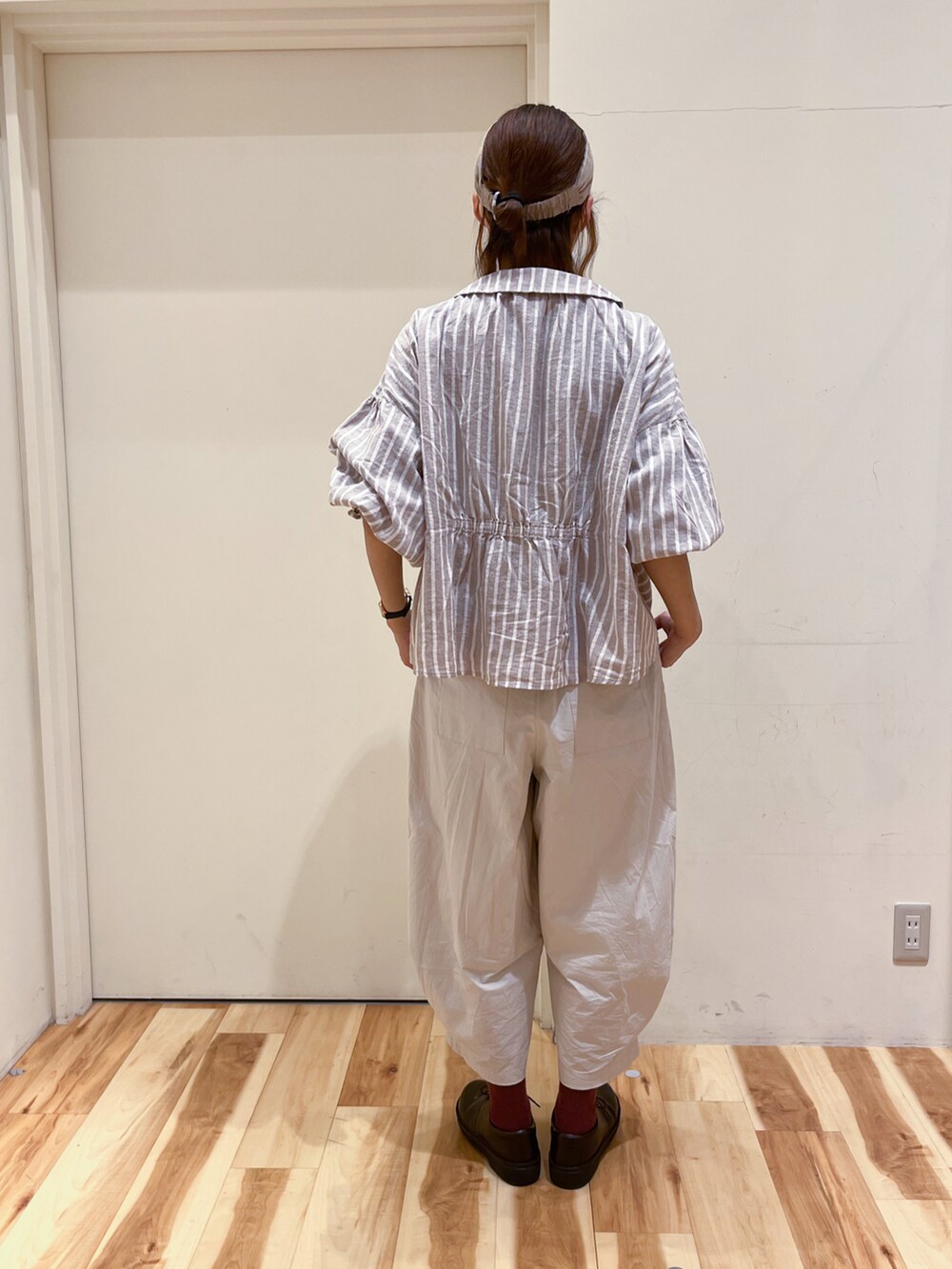 ベージュ系のシャツ/ブラウス、ホワイト系のその他パンツ、ブラウン系のその他シューズを着用したレディースの春コーディネートの2枚目の写真