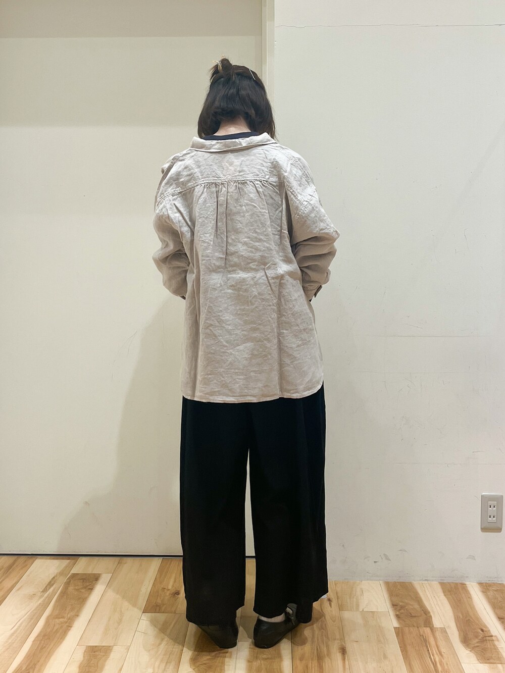 ベージュ系のシャツ/ブラウス、グレー系のTシャツ/カットソー、ブラック系のその他パンツを着用したレディースの春コーディネートの3枚目の写真