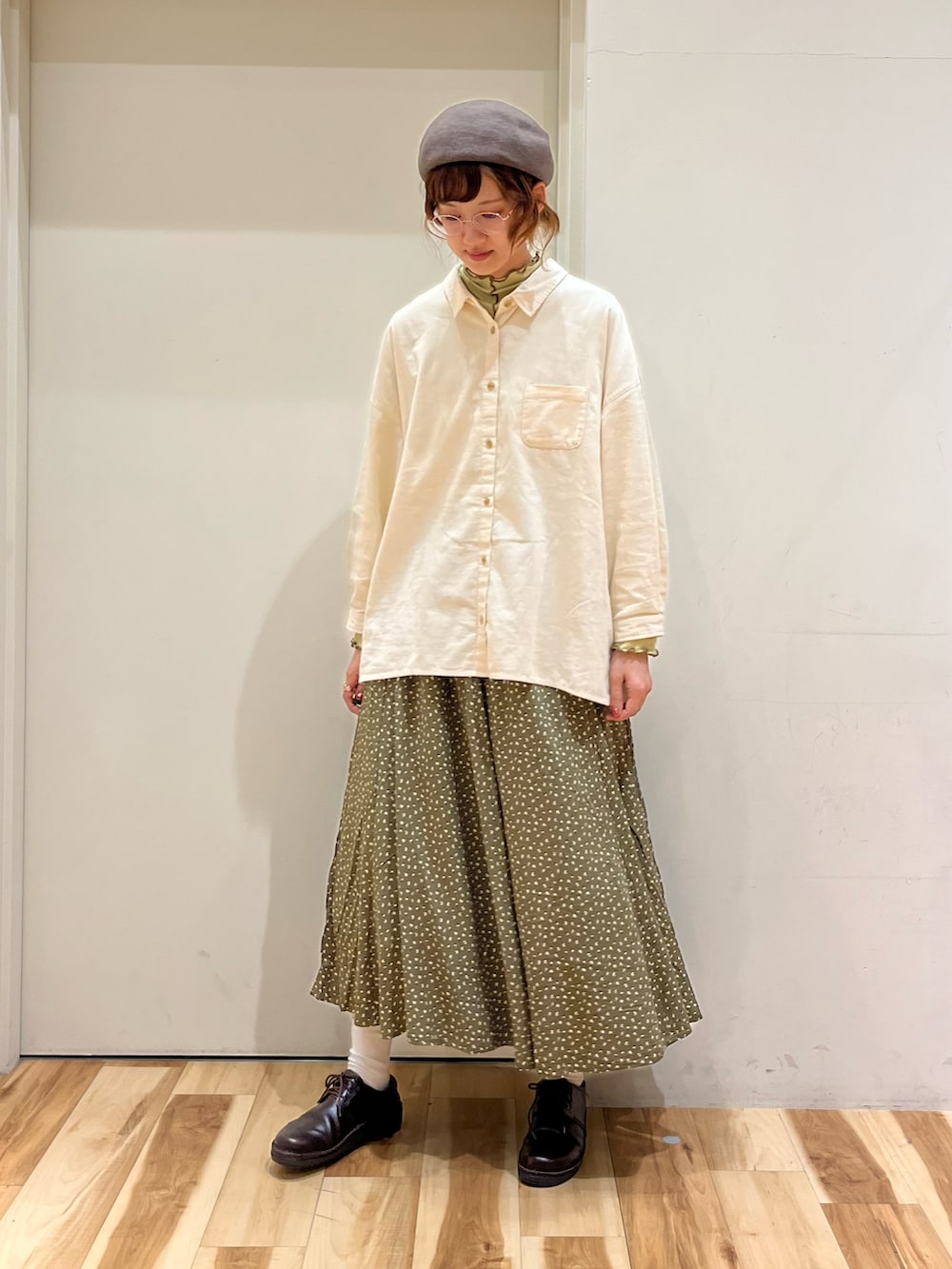 ホワイト系のシャツ/ブラウス、グリーン系のTシャツ/カットソー、グリーン系のスカートを着用したレディースの秋コーディネートの2枚目の写真