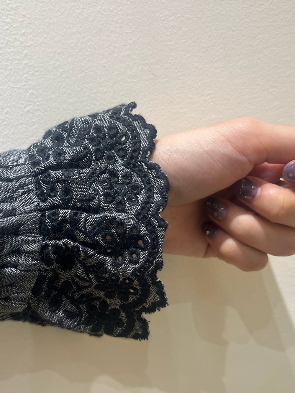 ブラック系のドレスシューズ、ブラック系のベスト、ブラック系のハンドバッグを着用したレディースの秋コーディネートの4枚目の写真