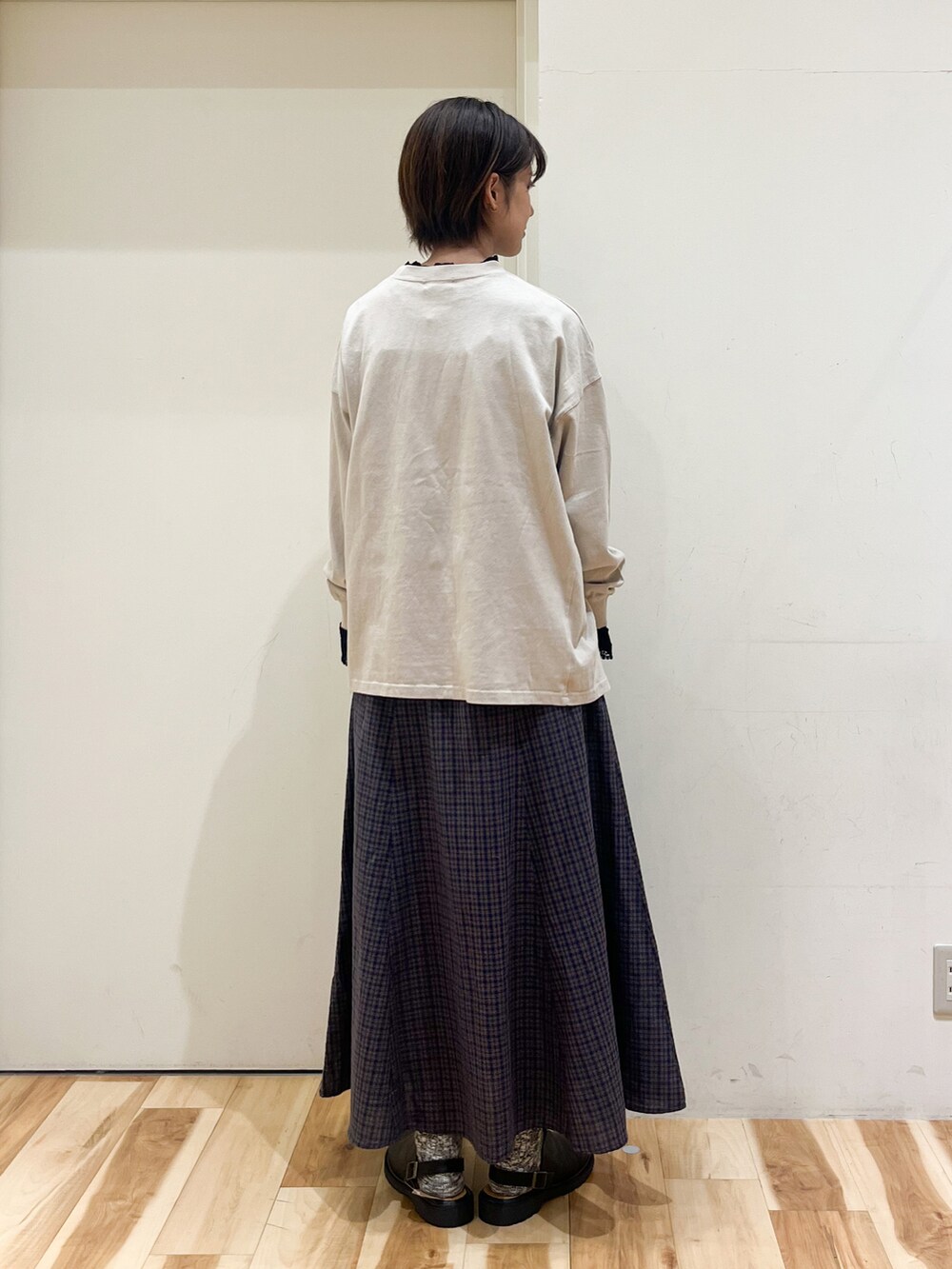 ベージュ系のTシャツ/カットソー、ブラック系のTシャツ/カットソー、ブルー系のスカートを着用したレディースの秋コーディネートの2枚目の写真