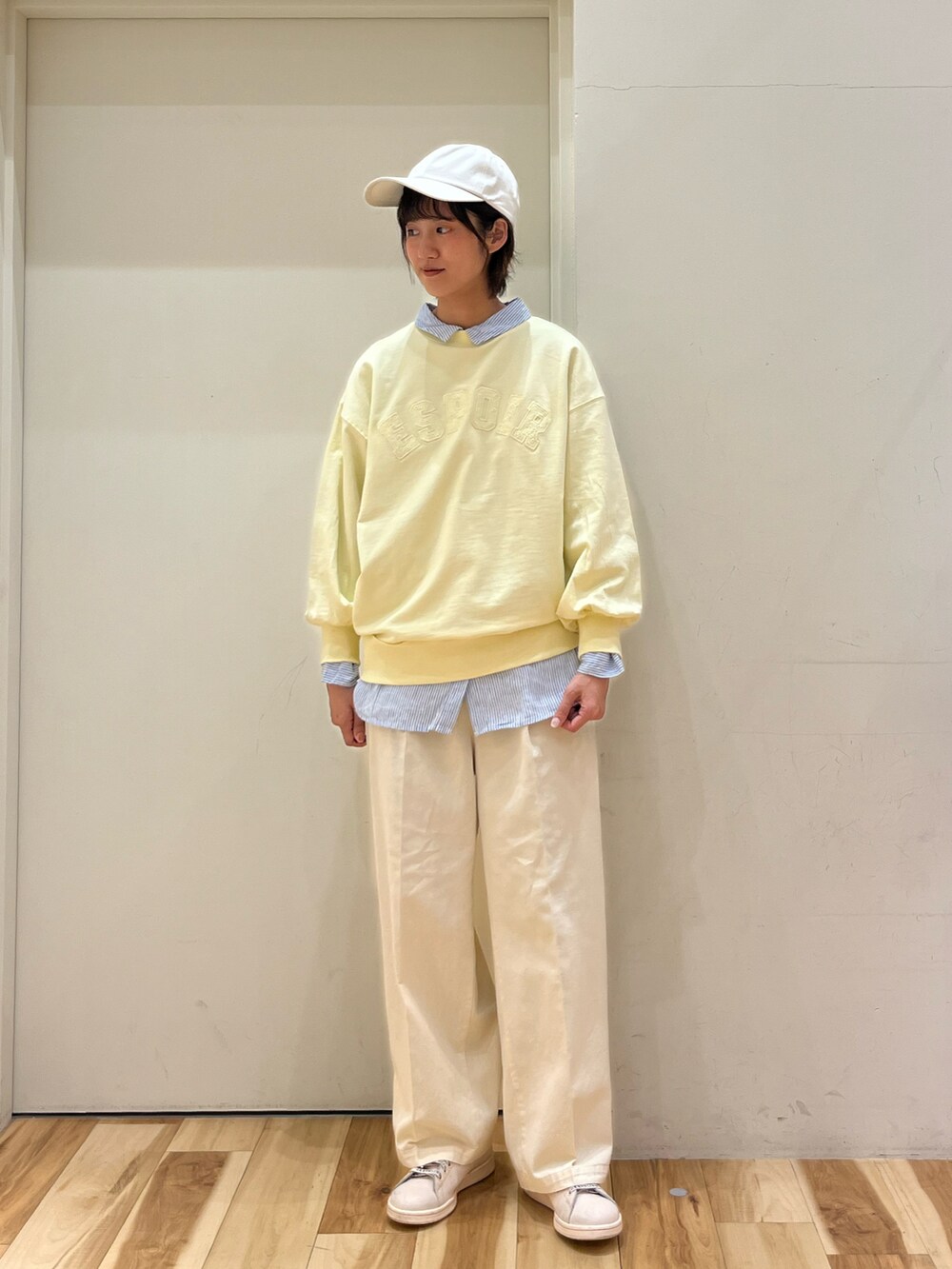 イエロー系のTシャツ/カットソー、ブルー系のシャツ/ブラウス、ホワイト系のその他パンツを着用したレディースの春コーディネートの2枚目の写真