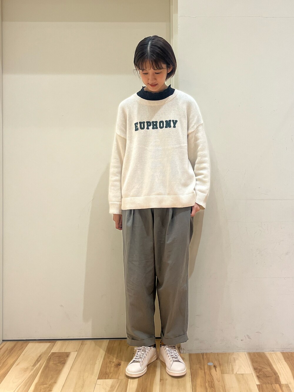 ホワイト系のニット/セーター、イエロー系のハンドバッグ、グリーン系のその他パンツを着用したレディースの秋コーディネートの3枚目の写真