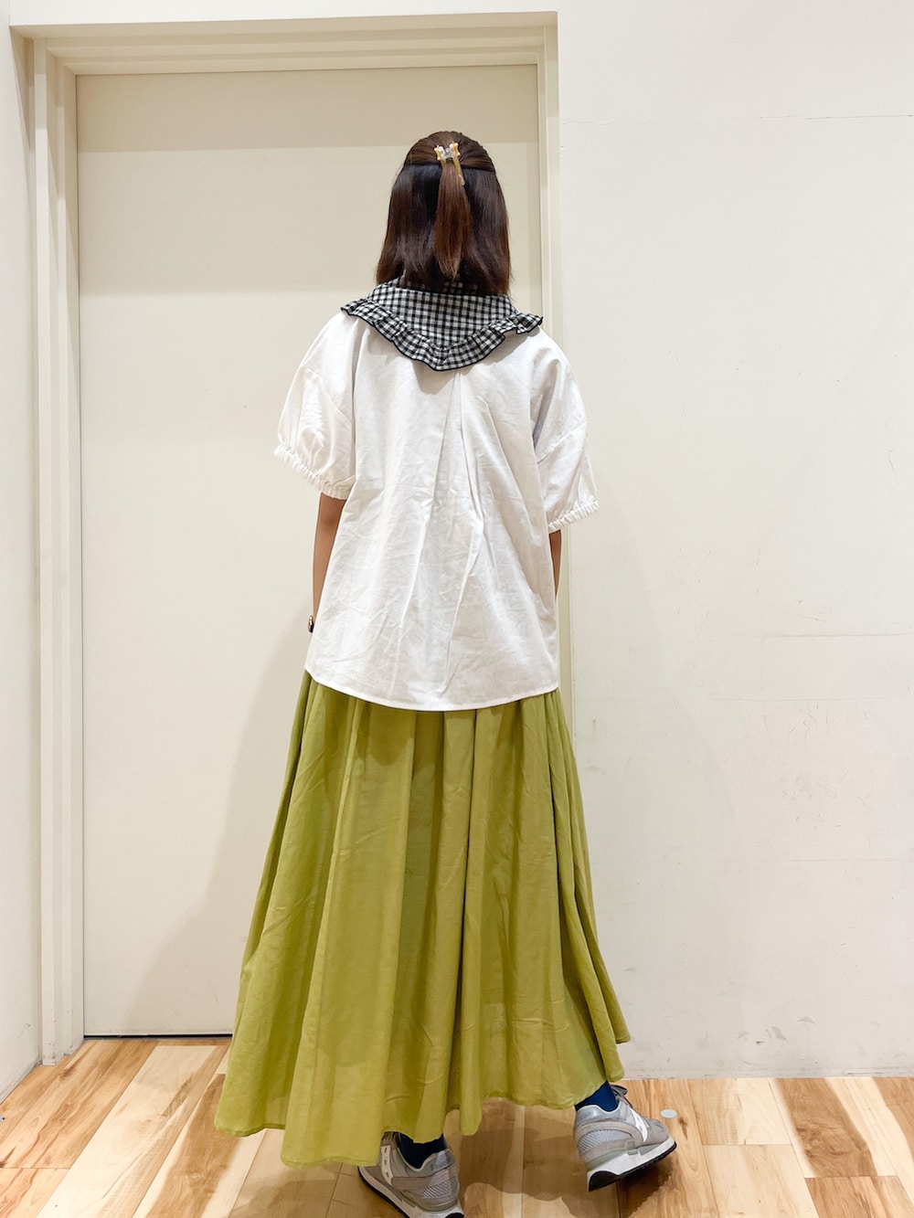 ホワイト系のシャツ/ブラウス、グリーン系のスカート、ブラック系のバンダナ/スカーフを着用したレディースの夏コーディネートの3枚目の写真