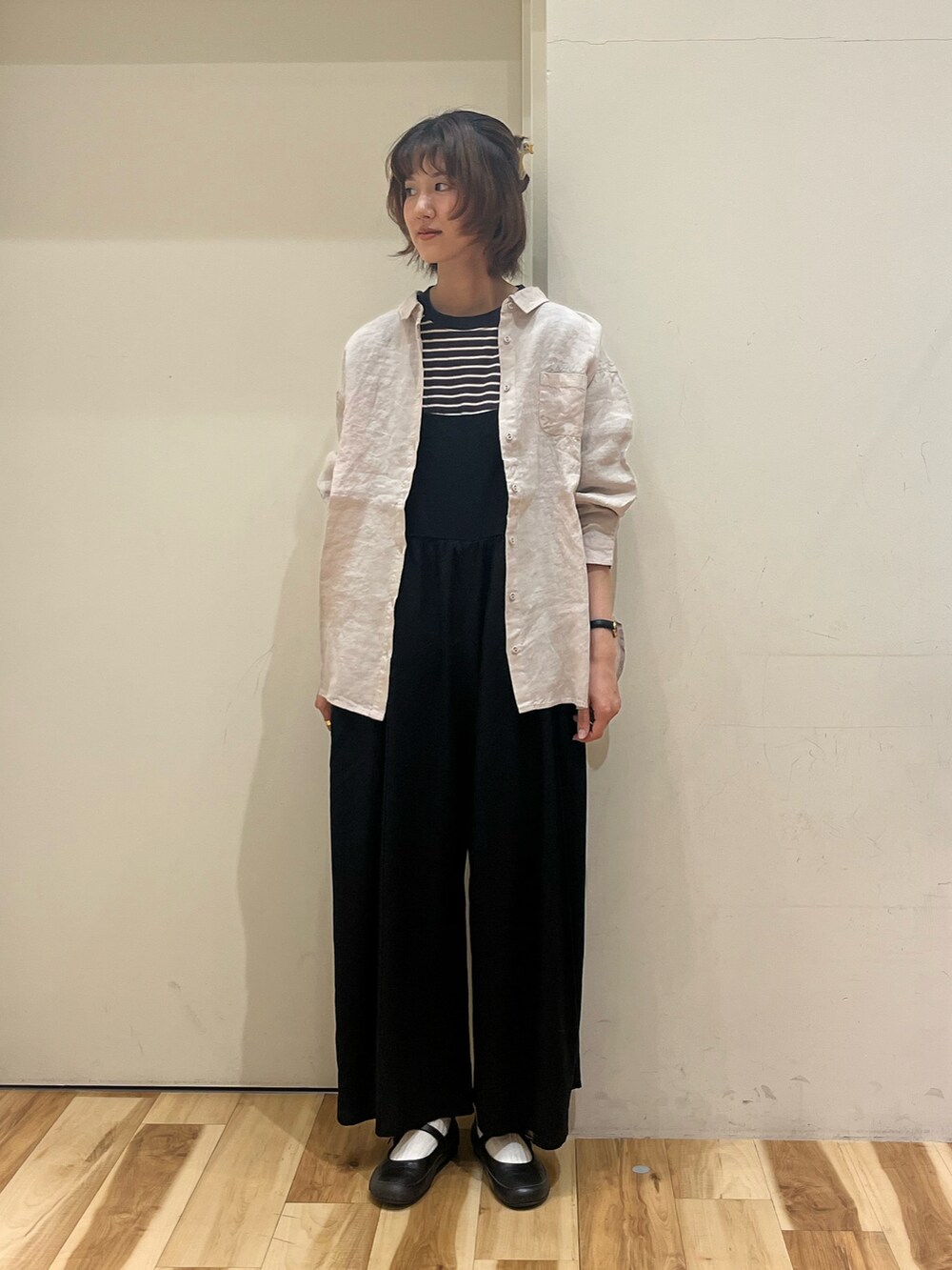 ベージュ系のシャツ/ブラウス、グレー系のTシャツ/カットソー、ブラック系のその他パンツを着用したレディースの春コーディネートの4枚目の写真