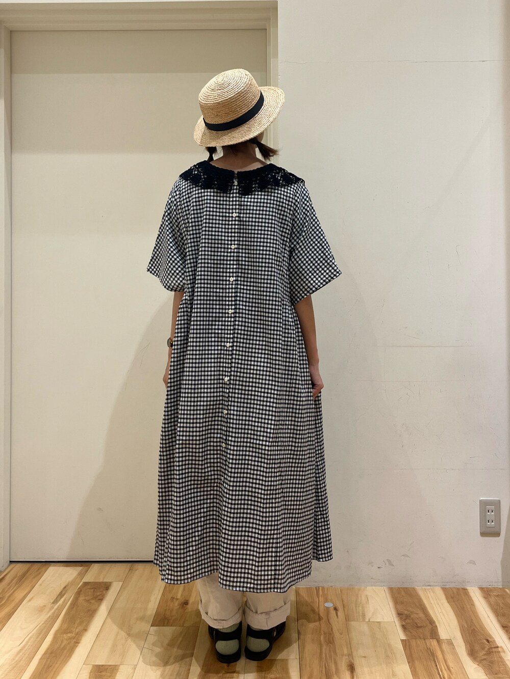 ホワイト系のその他パンツを着用したレディースの夏コーディネートの3枚目の写真