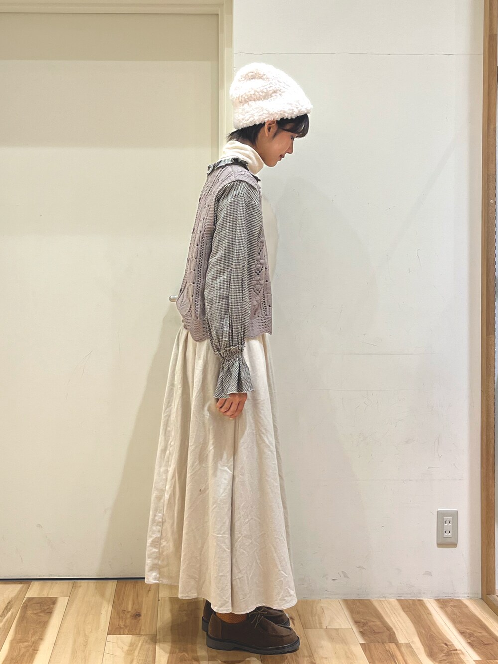 ベージュ系のドレスシューズ、ブラウン系のシャツ/ブラウス、ブラウン系のベストを着用したレディースの冬コーディネートの2枚目の写真