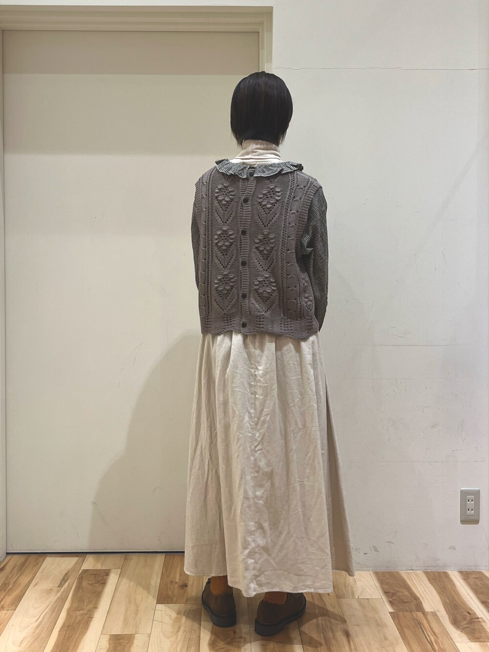 ベージュ系のドレスシューズ、ブラウン系のシャツ/ブラウス、ブラウン系のベストを着用したレディースの冬コーディネートの4枚目の写真