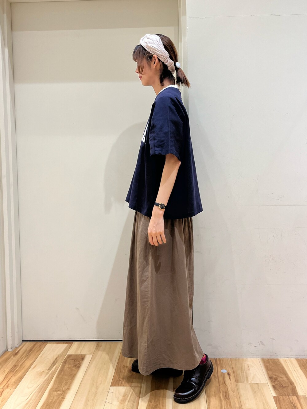 ブラウン系のその他パンツ、ブラウン系のその他シューズ、ホワイト系のシャツ/ブラウスを着用したレディースの春コーディネートの4枚目の写真