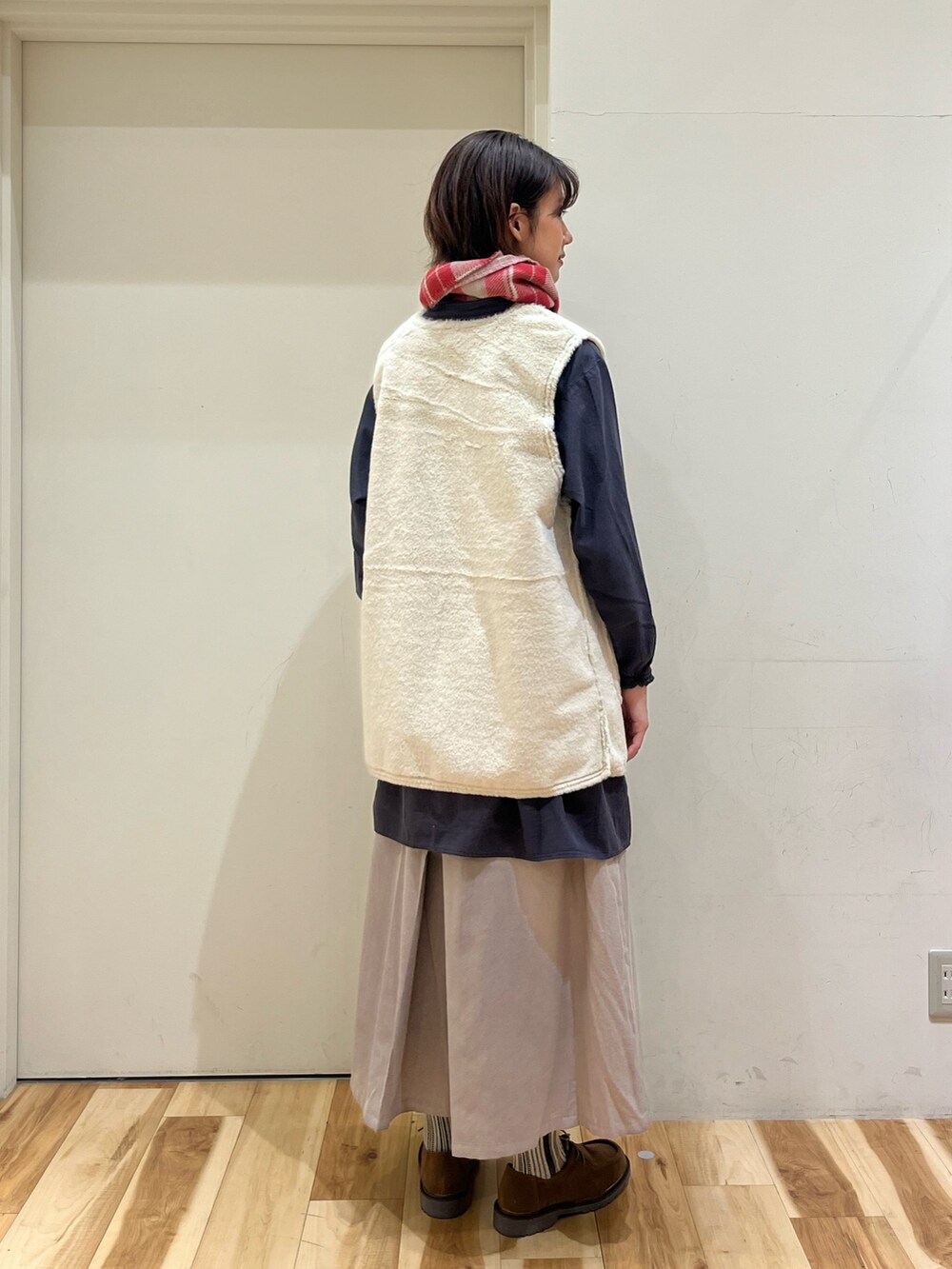 ベージュ系のドレスシューズ、ベージュ系のその他パンツ、ホワイト系のベストを着用したレディースの秋コーディネートの2枚目の写真