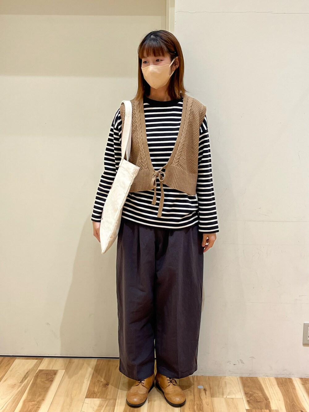 ブラウン系のニット/セーター、ブラック系のTシャツ/カットソー、グレー系のその他パンツを着用したレディースの冬コーディネートの2枚目の写真