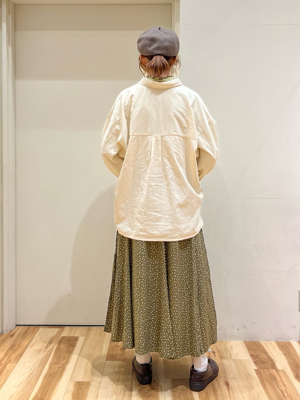 ホワイト系のシャツ/ブラウス、グリーン系のTシャツ/カットソー、グリーン系のスカートを着用したレディースの秋コーディネートの4枚目の写真