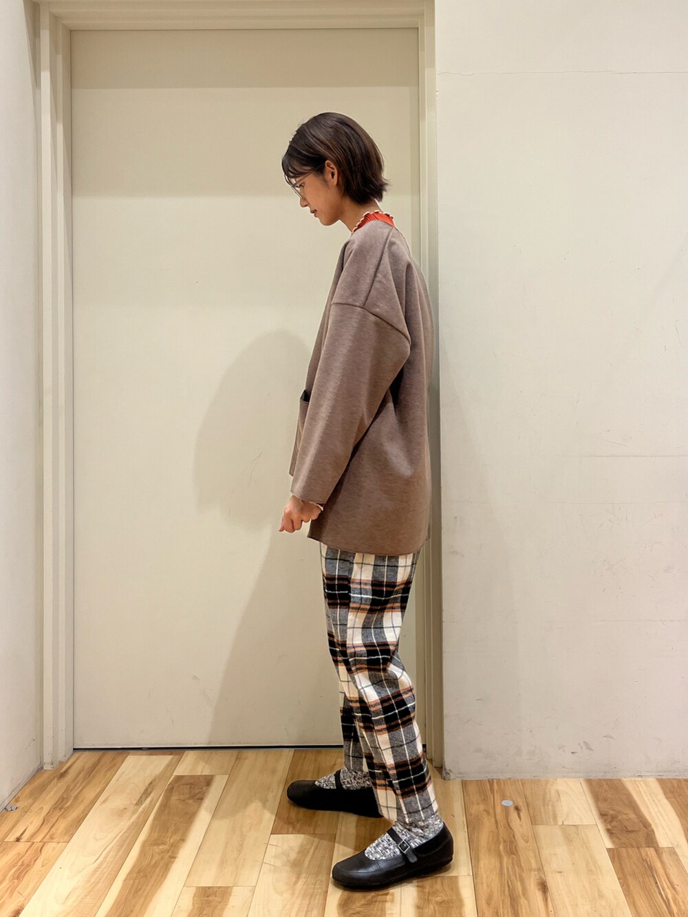 レッド系のニット/セーター、ホワイト系のその他パンツ、ブラウン系のノーカラージャケットを着用したレディースの秋コーディネートの2枚目の写真