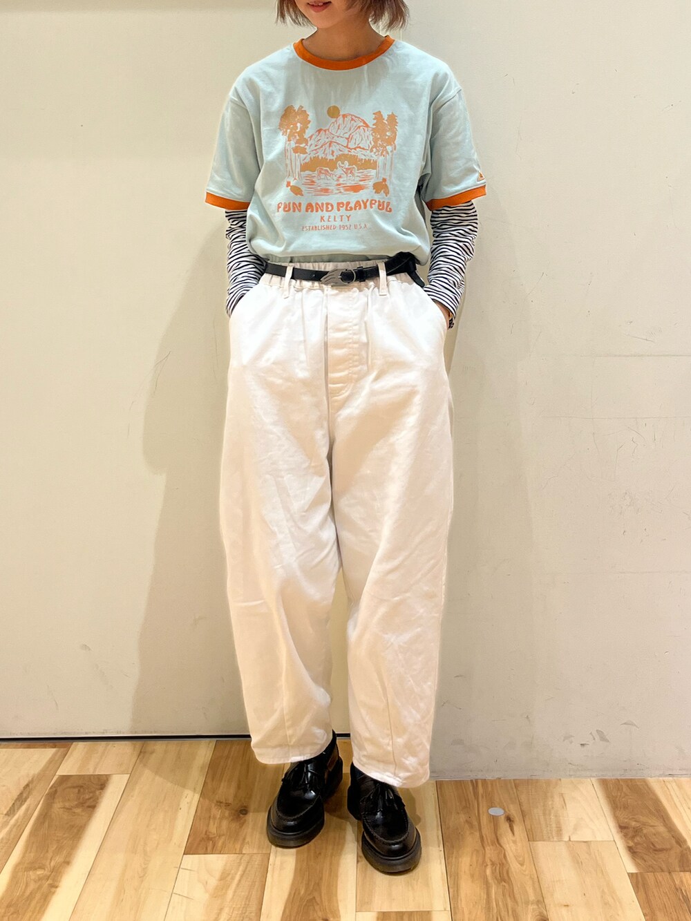 グリーン系のTシャツ/カットソー、ホワイト系のその他パンツ、グレー系のTシャツ/カットソーを着用したレディースの春コーディネートの2枚目の写真