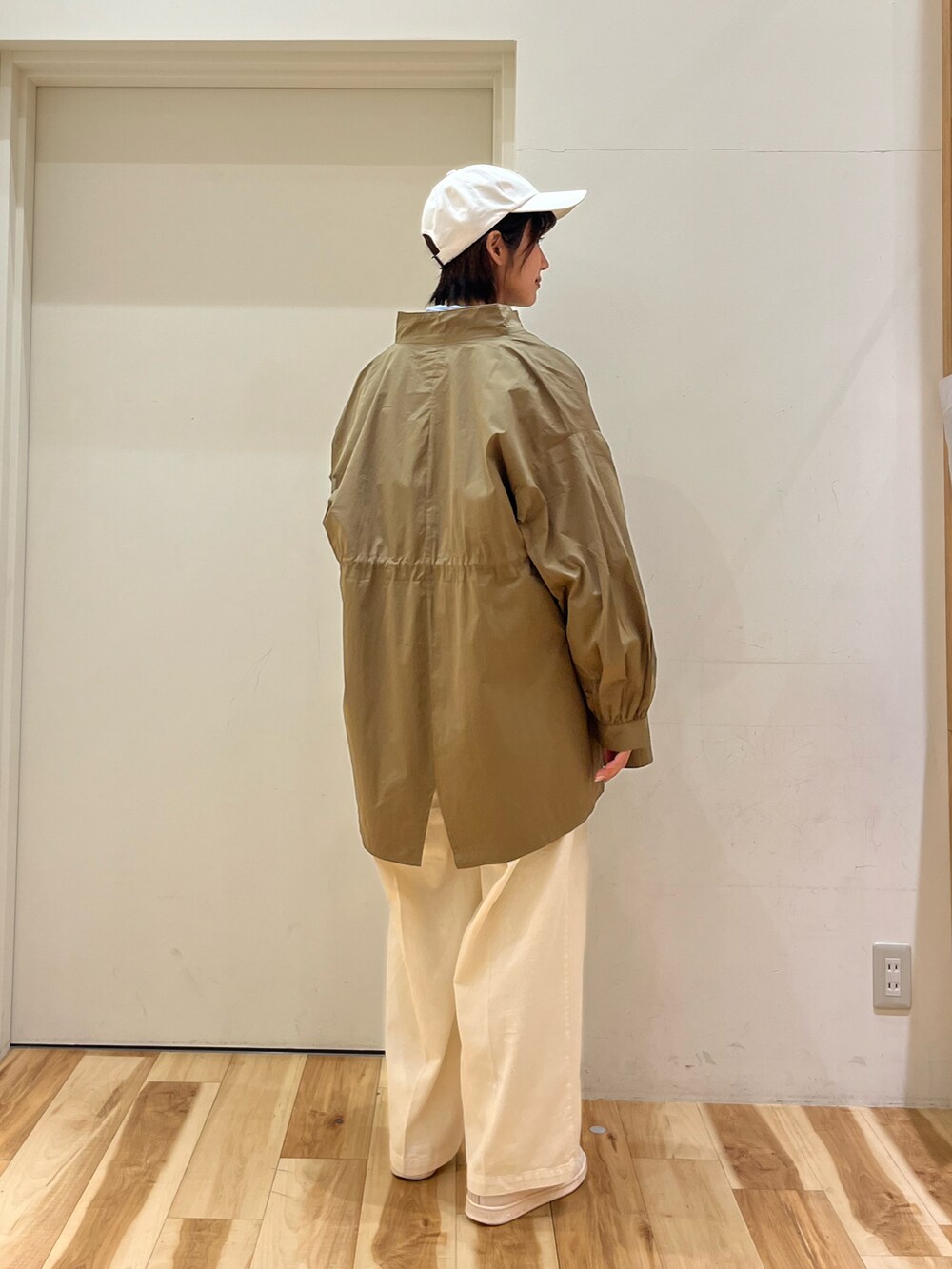 イエロー系のTシャツ/カットソー、ブルー系のシャツ/ブラウス、ホワイト系のその他パンツを着用したレディースの春コーディネートの3枚目の写真