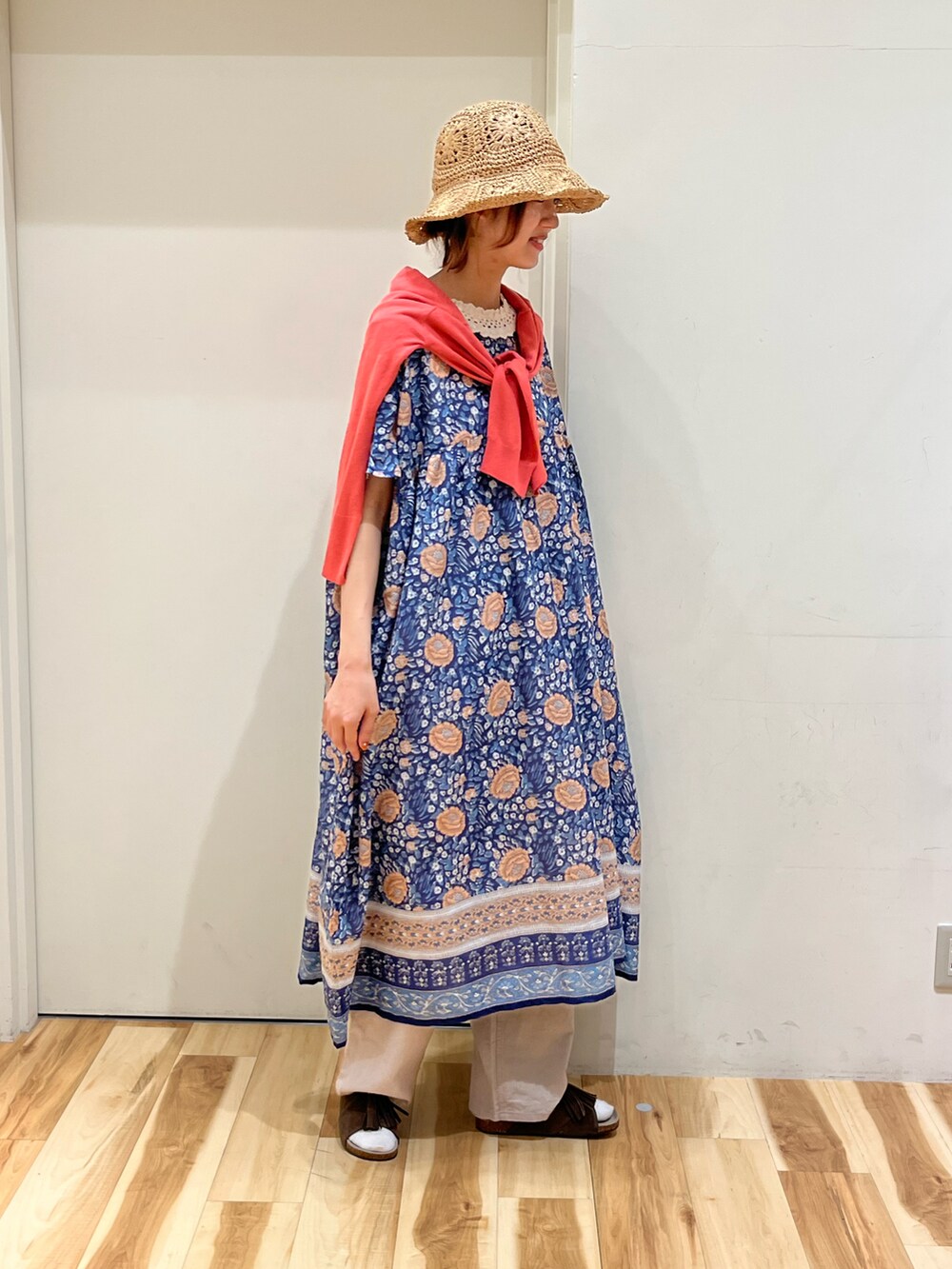 ブルー系のワンピース、ベージュ系のその他パンツ、ベージュ系のTシャツ/カットソーを着用したレディースの春コーディネートの2枚目の写真