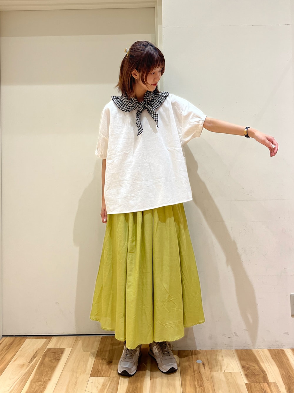 ホワイト系のシャツ/ブラウス、グリーン系のスカート、ブラック系のバンダナ/スカーフを着用したレディースの夏コーディネートの2枚目の写真
