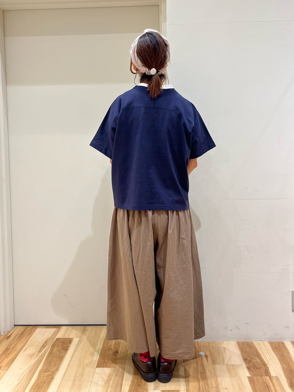 ブラウン系のその他パンツ、ブラウン系のその他シューズ、ホワイト系のシャツ/ブラウスを着用したレディースの春コーディネートの3枚目の写真