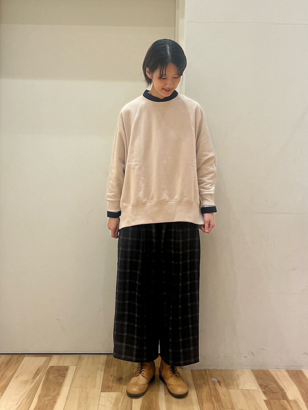 ベージュ系のシャツ/ブラウス、ベージュ系のTシャツ/カットソー、ブラック系のその他パンツを着用したレディースの冬コーディネートの4枚目の写真