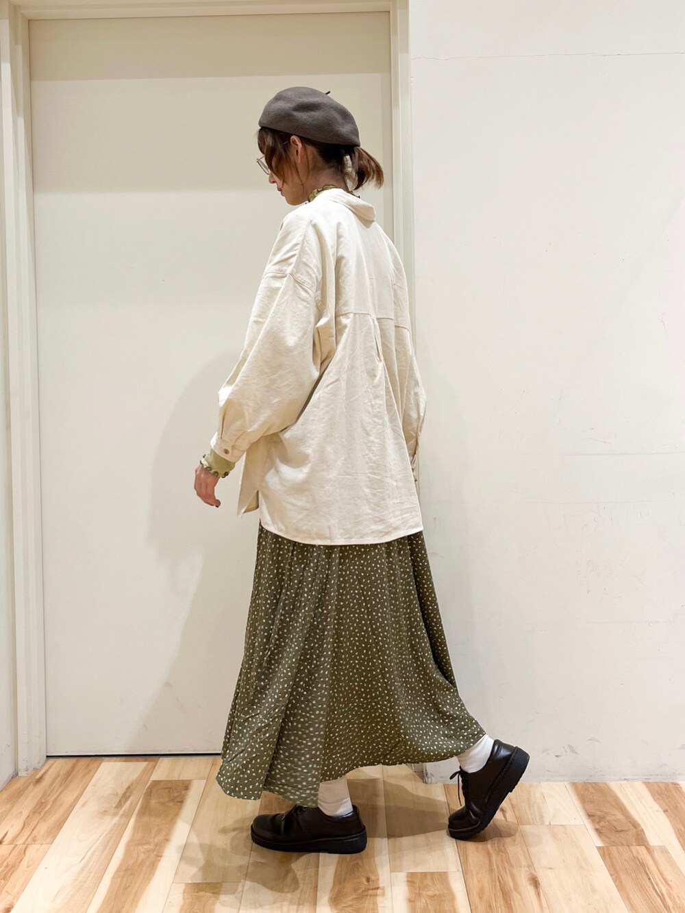 ホワイト系のシャツ/ブラウス、グリーン系のTシャツ/カットソー、グリーン系のスカートを着用したレディースの秋コーディネートの3枚目の写真