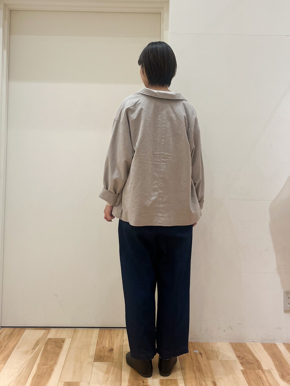 ホワイト系のカーディガン/ボレロ、グレー系のノーカラージャケットを着用したレディースの春コーディネートの3枚目の写真