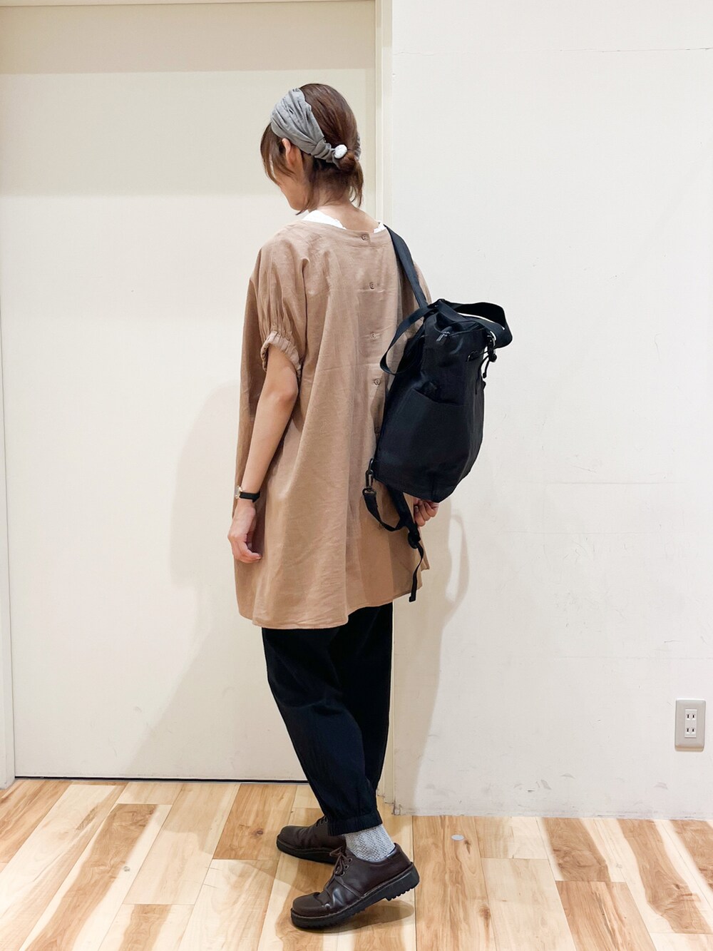 ベージュ系のシャツ/ブラウス、ブラック系のその他パンツを着用したレディースの夏コーディネートの2枚目の写真