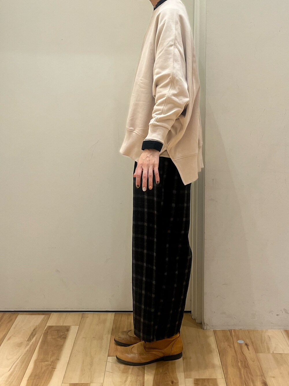 ベージュ系のシャツ/ブラウス、ベージュ系のTシャツ/カットソー、ブラック系のその他パンツを着用したレディースの冬コーディネートの2枚目の写真