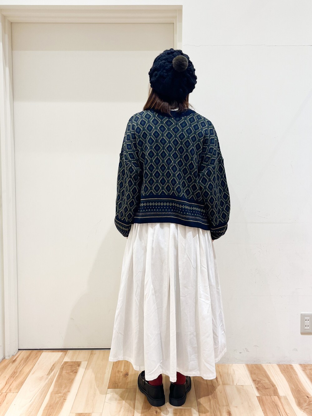 ホワイト系のシャツ/ブラウス、ブルー系のカーディガン/ボレロ、ホワイト系のスカートを着用したレディースの冬コーディネートの3枚目の写真