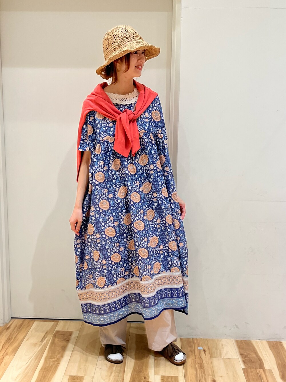 ブルー系のワンピース、ベージュ系のその他パンツ、ベージュ系のTシャツ/カットソーを着用したレディースの春コーディネートの3枚目の写真
