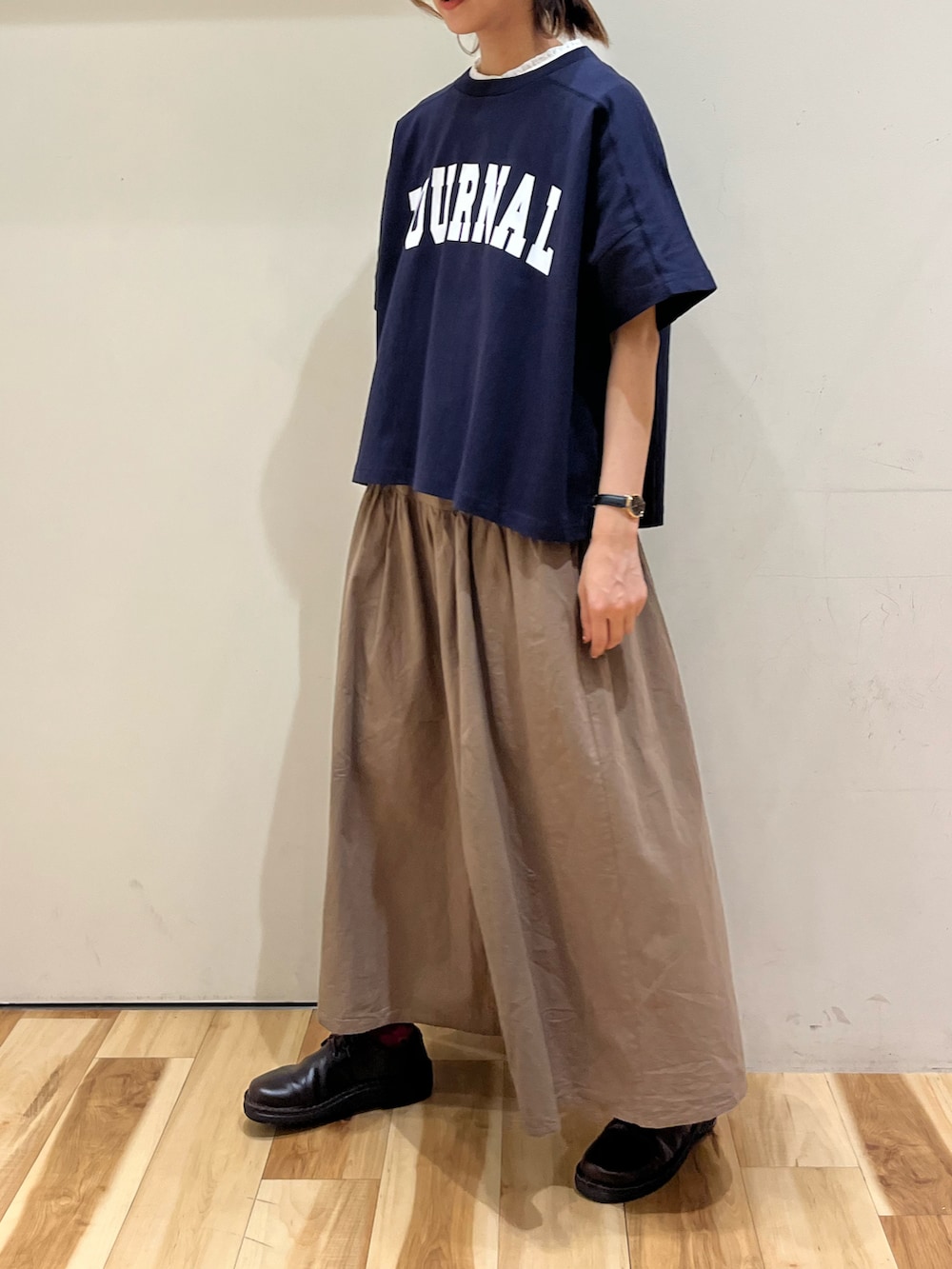 ブラウン系のその他パンツ、ブラウン系のその他シューズ、ホワイト系のシャツ/ブラウスを着用したレディースの春コーディネートの2枚目の写真