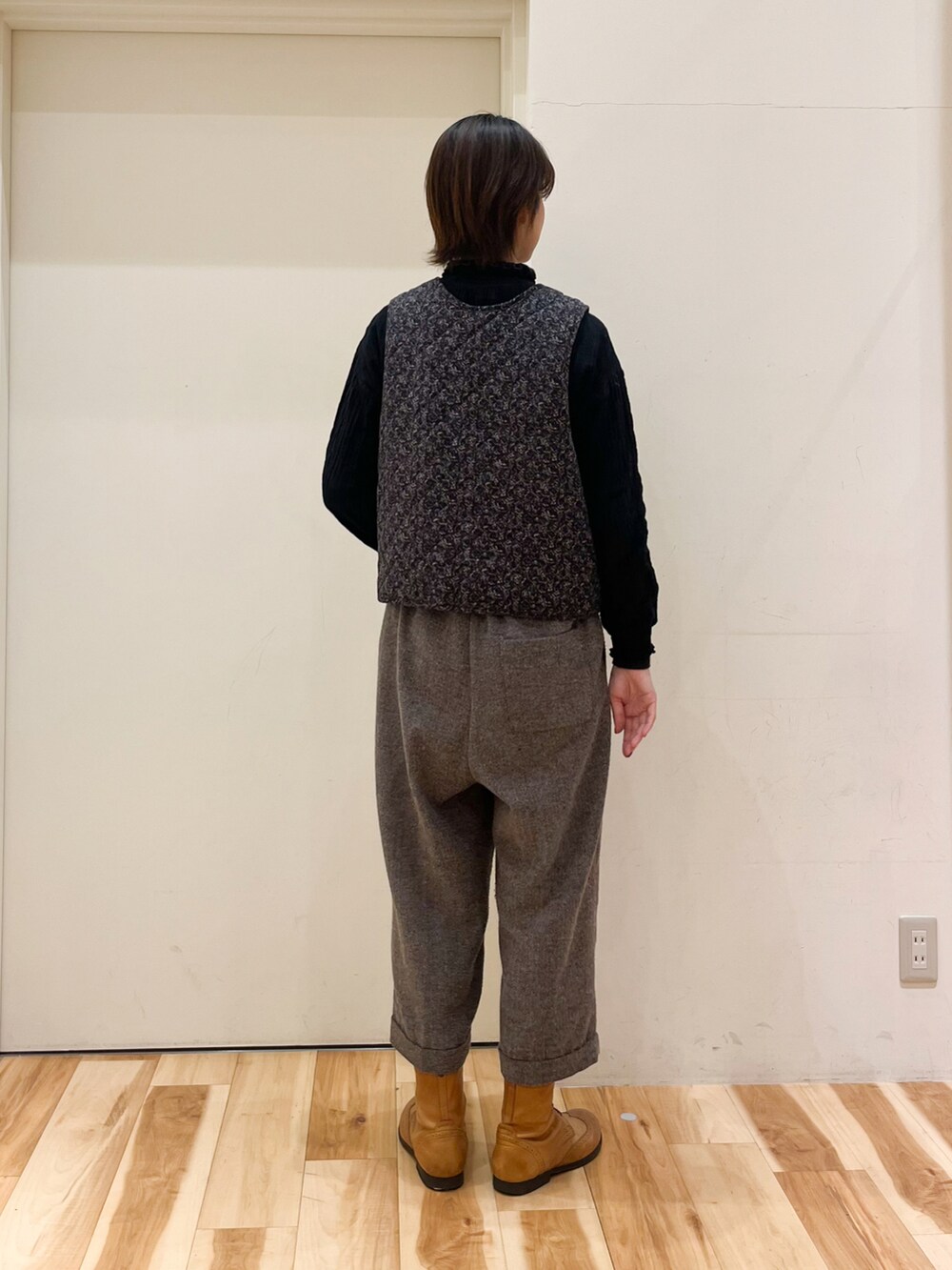 ブラック系のベスト、ブラック系のシャツ/ブラウス、ブラック系のその他パンツを着用したレディースの冬コーディネートの3枚目の写真