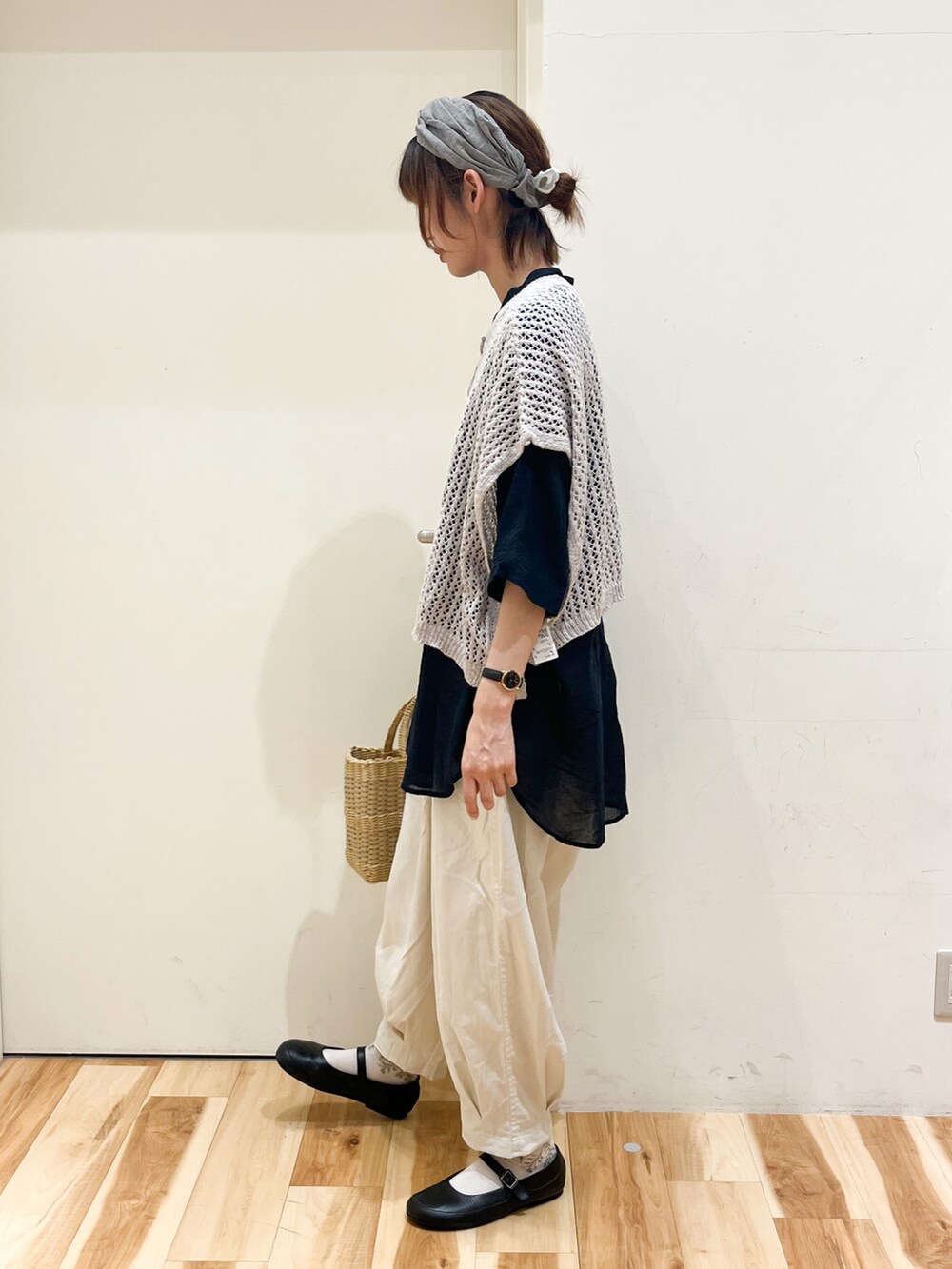 ブラック系のシャツ/ブラウス、ベージュ系のベスト、ホワイト系のその他パンツを着用したレディースの春コーディネートの2枚目の写真