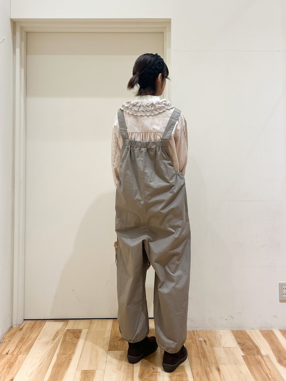 ブラウン系のサロペット/オーバーオール、ベージュ系のシャツ/ブラウス、ブラウン系のハンドバッグを着用したレディースの冬コーディネートの3枚目の写真