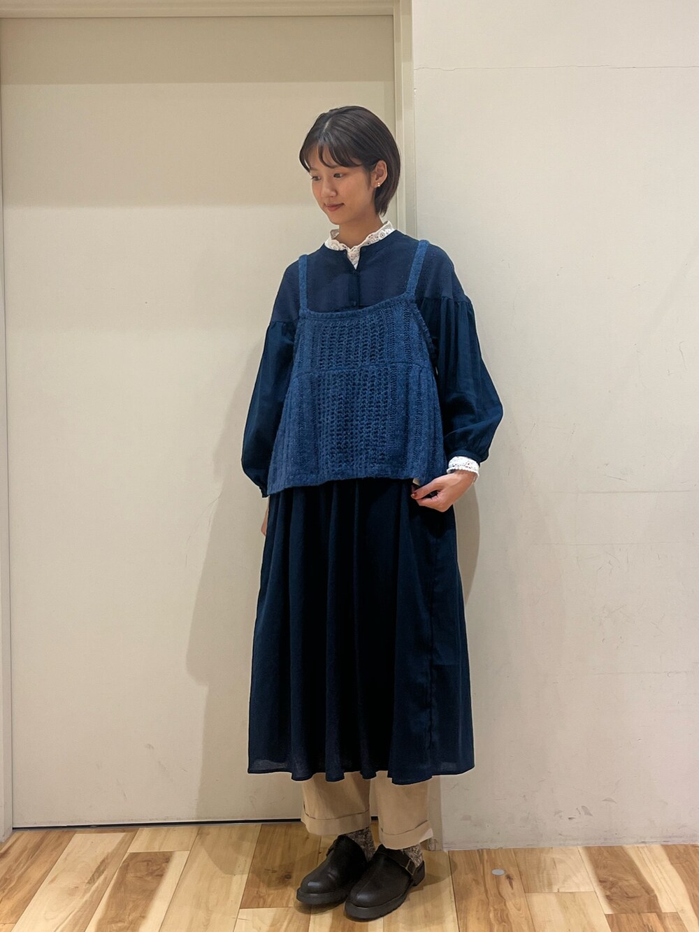 ホワイト系のTシャツ/カットソー、ブルー系のニット/セーター、ブルー系のワンピースを着用したレディースの秋コーディネートの3枚目の写真