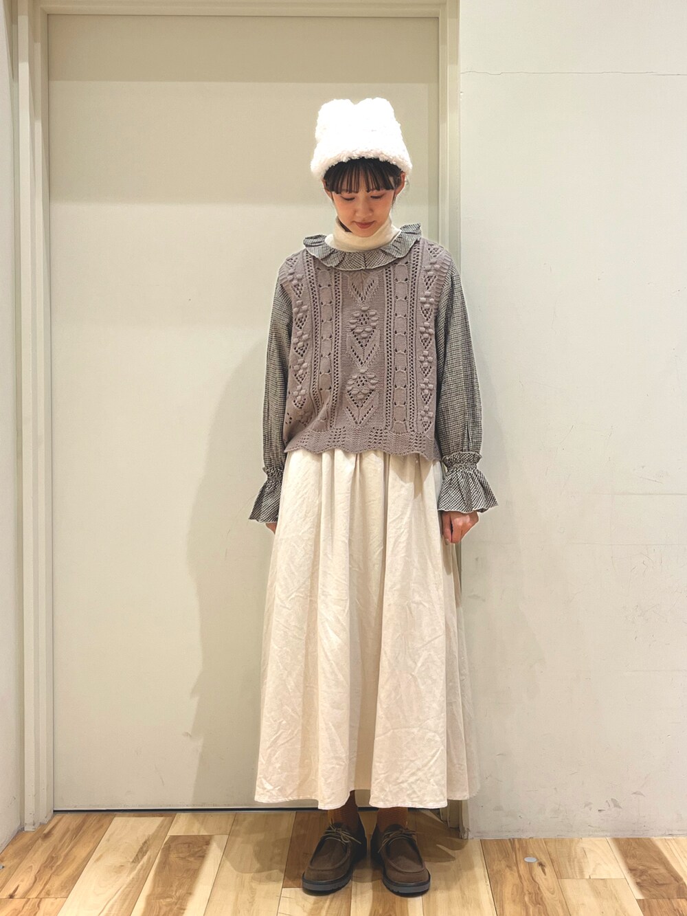 ベージュ系のドレスシューズ、ブラウン系のシャツ/ブラウス、ブラウン系のベストを着用したレディースの冬コーディネートの3枚目の写真