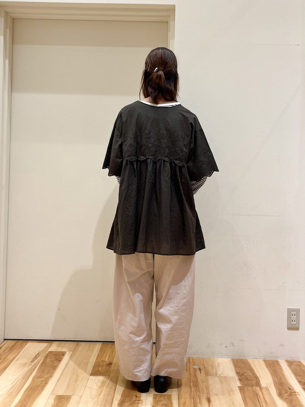 グレー系のチュニック、グレー系のTシャツ/カットソー、ピンク系のその他パンツを着用したレディースの秋コーディネートの3枚目の写真