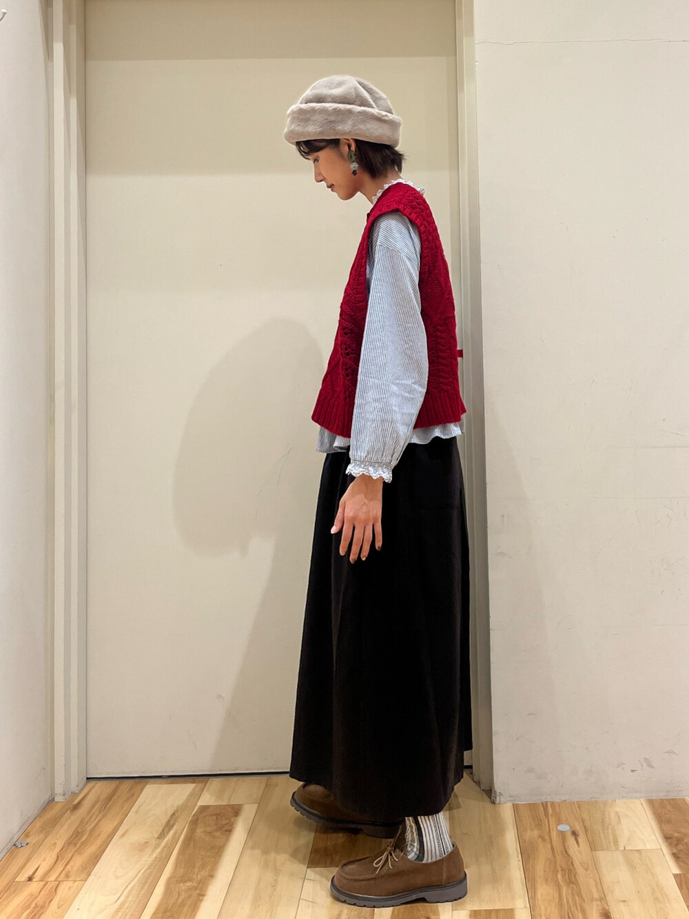 ブラック系のその他パンツ、ブルー系のシャツ/ブラウス、ベージュ系のドレスシューズを着用したレディースの秋コーディネートの2枚目の写真