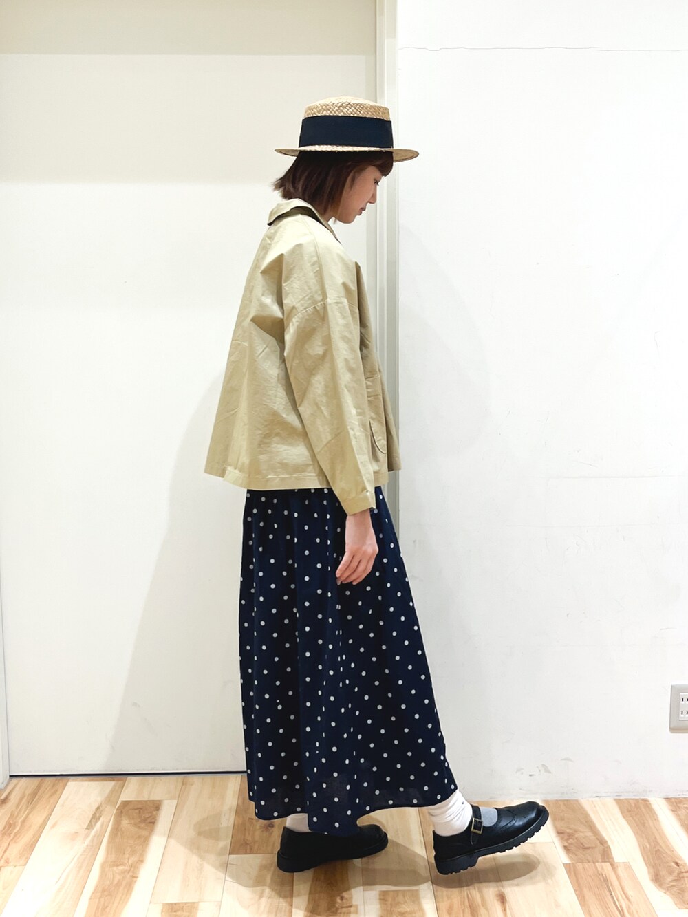 ベージュ系のその他アウター、グレー系のTシャツ/カットソー、ブラック系のその他シューズを着用したレディースの春コーディネートの3枚目の写真