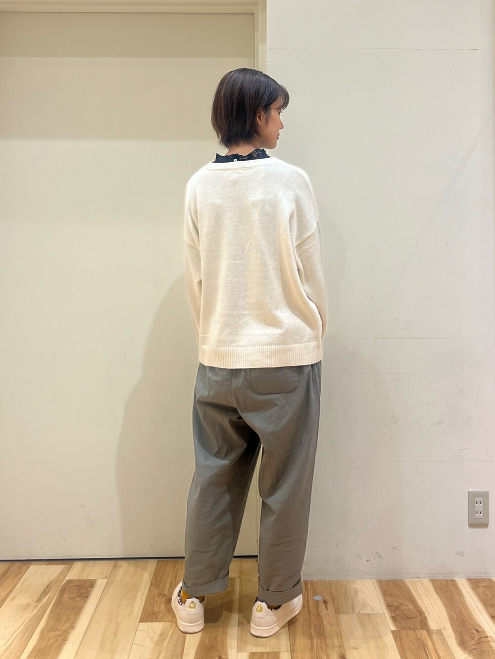 ホワイト系のニット/セーター、イエロー系のハンドバッグ、グリーン系のその他パンツを着用したレディースの秋コーディネートの2枚目の写真