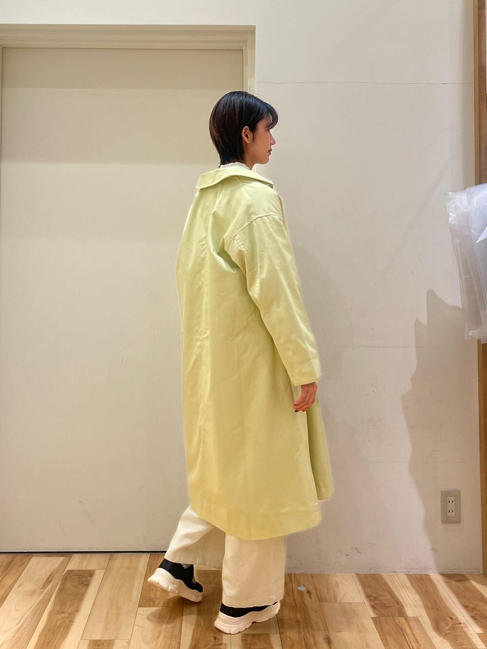 ホワイト系のシャツ/ブラウス、イエロー系のTシャツ/カットソー、ホワイト系のデニムパンツを着用したレディースの春コーディネートの2枚目の写真