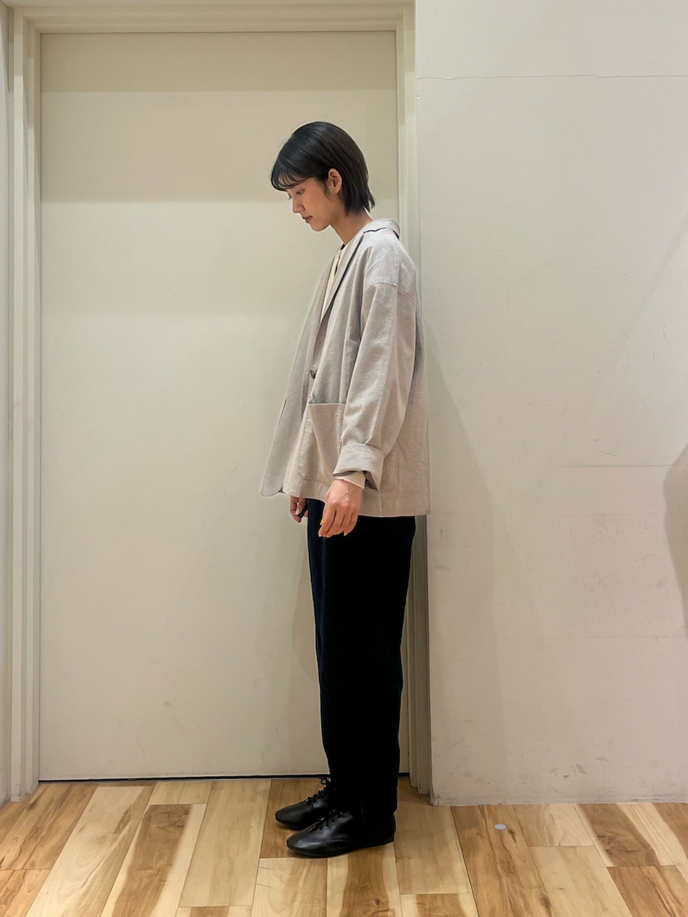ホワイト系のカーディガン/ボレロ、グレー系のノーカラージャケットを着用したレディースの春コーディネートの2枚目の写真