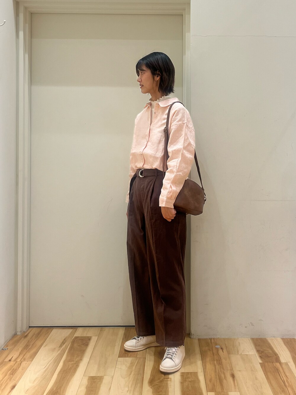 ホワイト系のTシャツ/カットソー、ピンク系のシャツ/ブラウス、ブラウン系のその他パンツを着用したレディースの春コーディネートの3枚目の写真