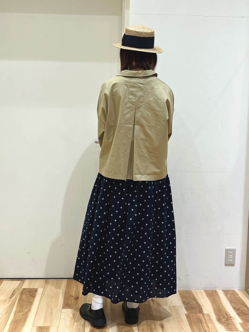 ベージュ系のその他アウター、グレー系のTシャツ/カットソー、ブラック系のその他シューズを着用したレディースの春コーディネートの2枚目の写真