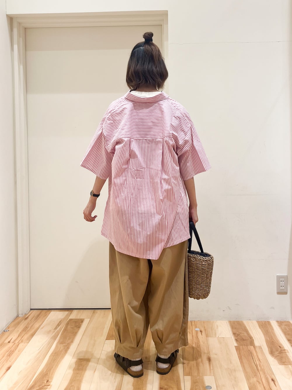 ピンク系のシャツ/ブラウス、ホワイト系のTシャツ/カットソー、ベージュ系のその他パンツを着用したレディースの春コーディネートの3枚目の写真