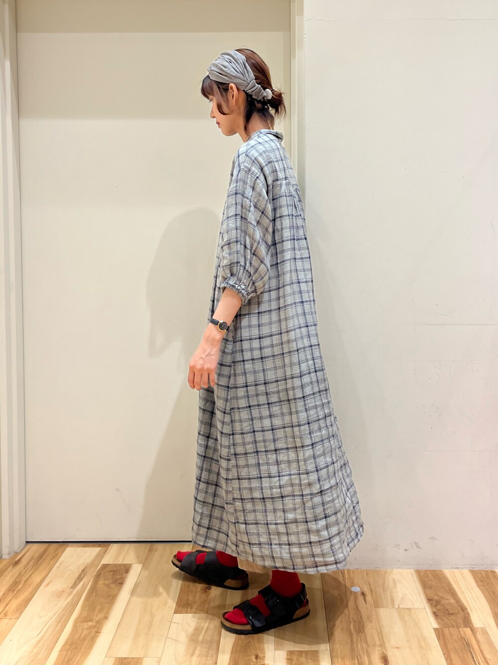 グリーン系のワンピース、ベージュ系のその他パンツ、ブラック系のバンダナ/スカーフを着用したレディースの夏コーディネートの3枚目の写真