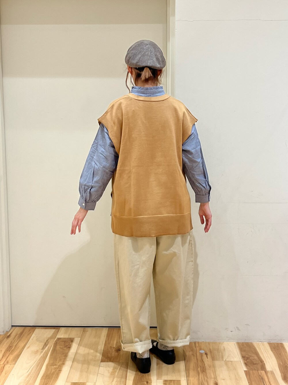 ベージュ系のベスト、ブルー系のシャツ/ブラウスを着用したレディースの春コーディネートの3枚目の写真