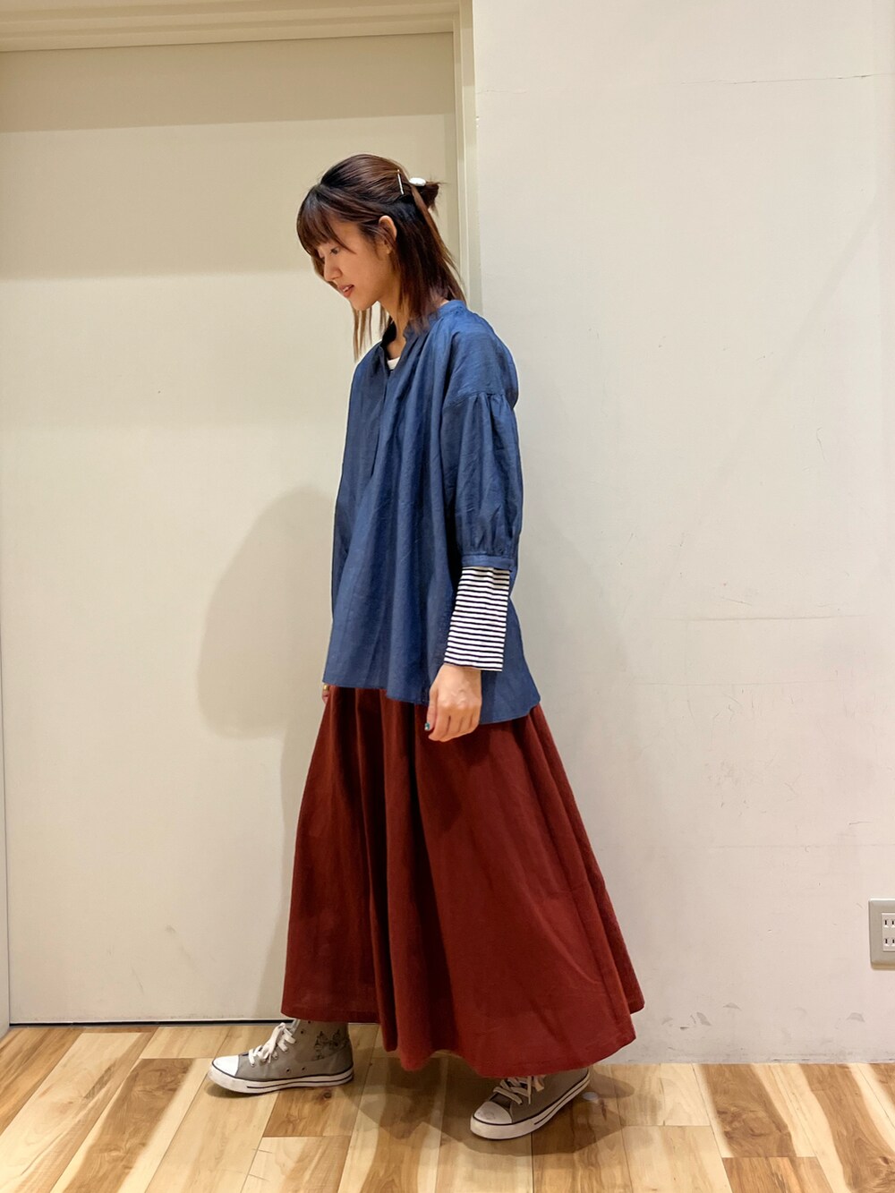 グレー系のTシャツ/カットソー、ブルー系のシャツ/ブラウス、レッド系のスカートを着用したレディースの夏コーディネートの2枚目の写真