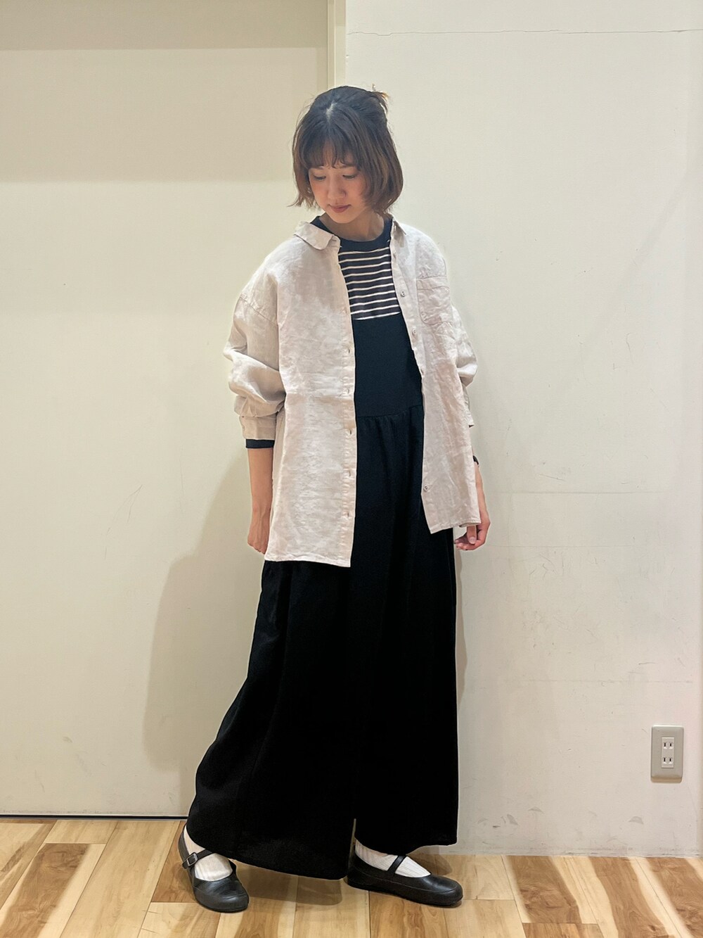 ベージュ系のシャツ/ブラウス、グレー系のTシャツ/カットソー、ブラック系のその他パンツを着用したレディースの春コーディネートの2枚目の写真