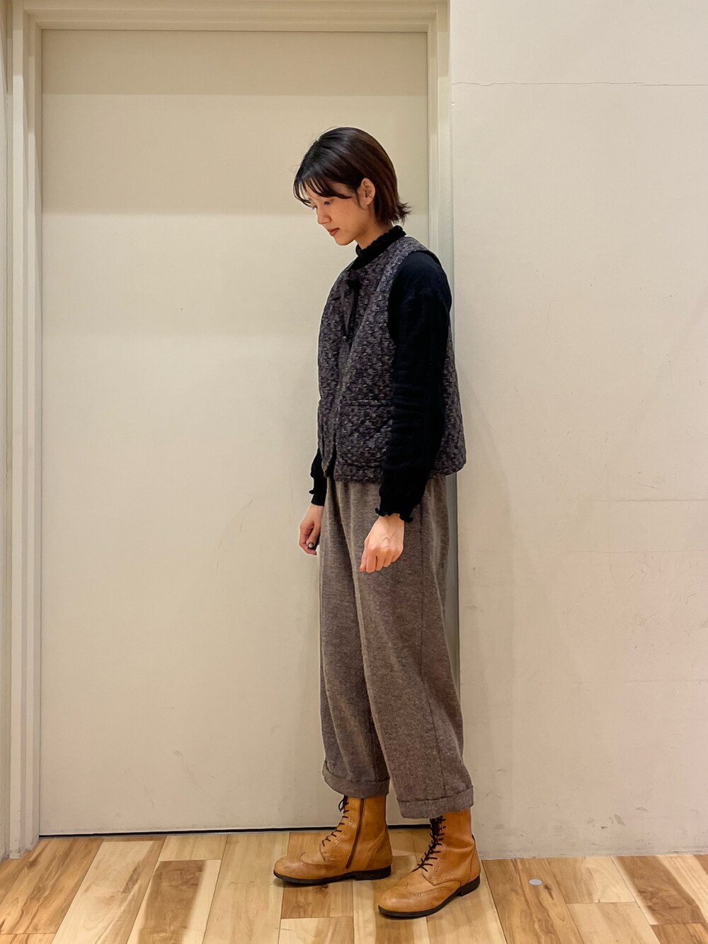 ブラック系のベスト、ブラック系のシャツ/ブラウス、ブラック系のその他パンツを着用したレディースの冬コーディネートの2枚目の写真