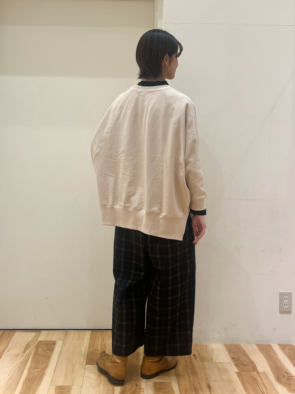 ベージュ系のシャツ/ブラウス、ベージュ系のTシャツ/カットソー、ブラック系のその他パンツを着用したレディースの冬コーディネートの3枚目の写真